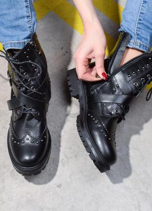 Стильные черные осенние деми ботинки сапоги с ремешками заклепками байкерские3 фото