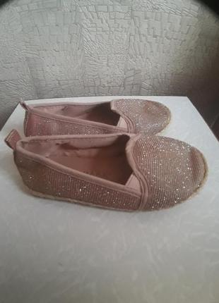 Текстильні дитячі мокасини з золотавим блиском.1 фото