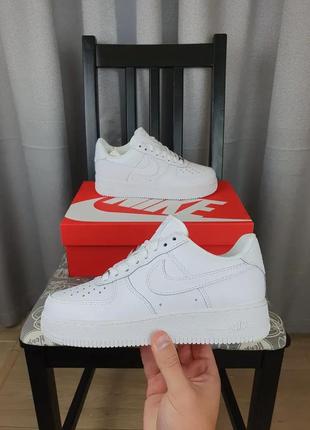 Білі жіночі кросівки nike air force 1 classic low white. жіночі кроси найк аір форс 1 білого кольору 2021