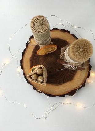 Три свічки з медової вощини на спилі дерева2 фото