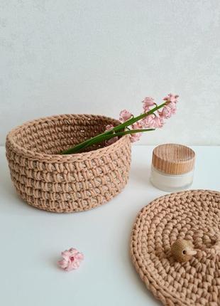 Плетеная корзина с деревянным дном и трикотажной крышкой3 фото