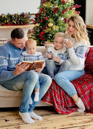 Жіночий дитячий светр зі сніжинками білий голубий теплий family look на фотосесію4 фото