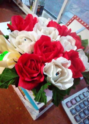 Композиция с красными и белыми розами1 фото
