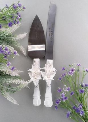 Свадебный прибор для торта.нож и лопатка " белые лилии с серебром"2 фото