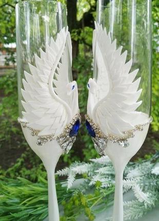 Весільні бокали "лебеді" в білому і синьому перламутрі3 фото