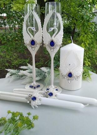 Весільний прилад для торта "лебеді" в синьому та білому перламутрі8 фото