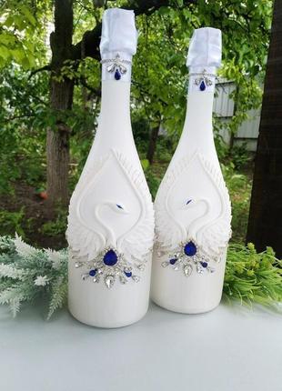 Свадебное шампанское " лебеди " в белом перламутре и синем цвете1 фото