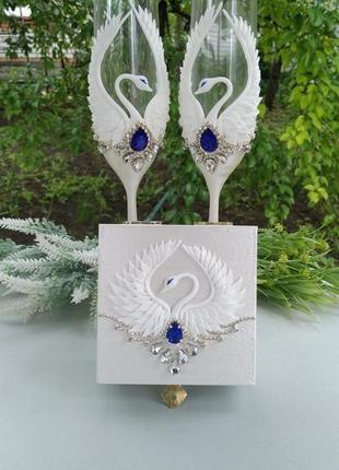 Свадебное шампанское " лебеди " в белом перламутре и синем цвете7 фото