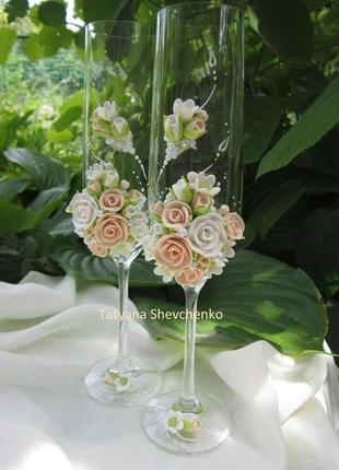 Весільні келихи з бежевими і білими трояндами1 фото