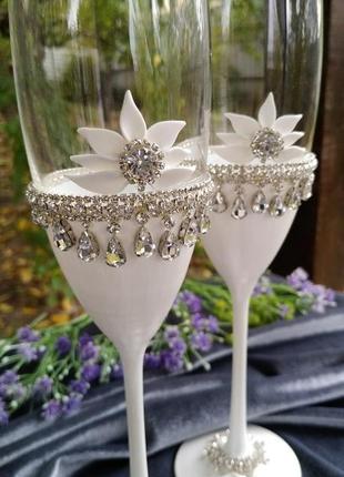 Весільні келихи і прилад для торта в білому перламутрі з кристалами2 фото