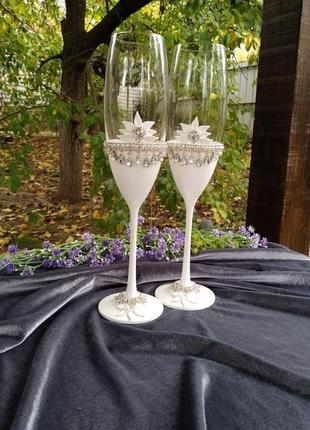 Свадебные бокалы и прибор для торта в белом перламутре с кристалами7 фото