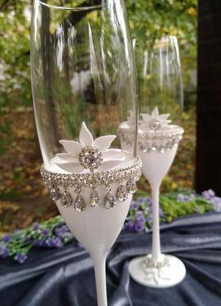 Свадебные бокалы и прибор для торта в белом перламутре с кристалами8 фото