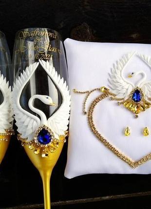 Свадебные бокалы "лебеди" в синем и золотом цвете со стразами2 фото