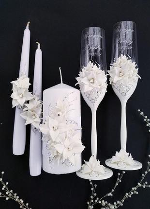Свадебный набор "лилии": бокалы, свечи, тарелка, вилки, нож и лопатка6 фото