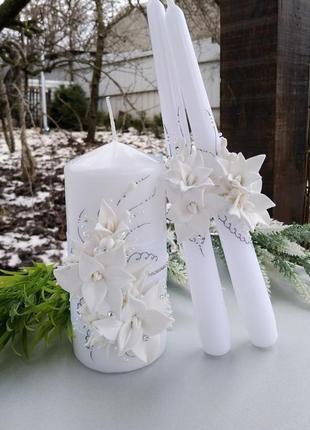 Свадебный набор "лилии": бокалы, свечи, тарелка, вилки, нож и лопатка2 фото