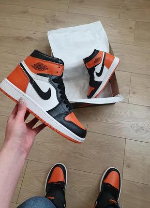 Кросівки жіночі помаранчеві з чорним nike air jordan 1 retro orange. взуття унісекс найк аїр джордан 1 ретро