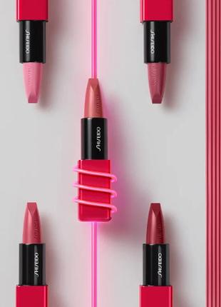 Помада для губ shiseido techno satin gel lipstick 411 - scarlet cluster7 фото