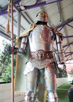 Рыцарь в доспехах с копьём и накидкой (178 см)1 фото