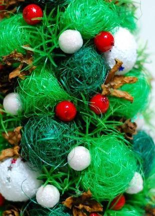Декоративная новогодняя елка-топиарий из сизалевых шариков4 фото