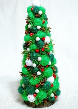 Декоративная новогодняя елка-топиарий из сизалевых шариков1 фото