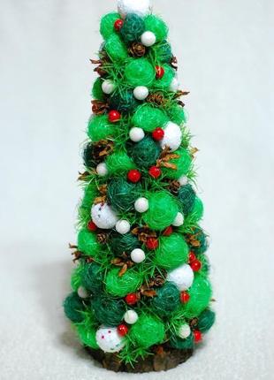 Декоративная новогодняя елка-топиарий из сизалевых шариков2 фото