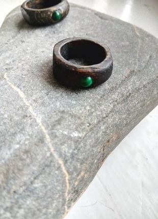 Перстень з малахітом - кільце з малахітом - дерево - дерев'яне кільце3 фото