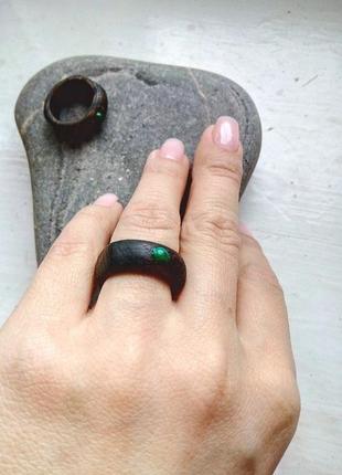 Перстень з малахітом - кольцо с малахитом - дерево - деревянное кольцо4 фото