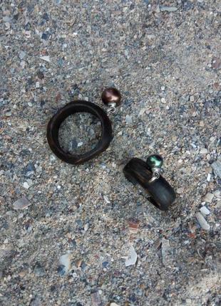 Перстень з грайливою перлиною - натуральный жемчуг - темный -светлый - дерево1 фото