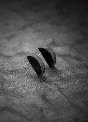 Серьги месяц 1/2 - черные вузьки - дерево - минимализм