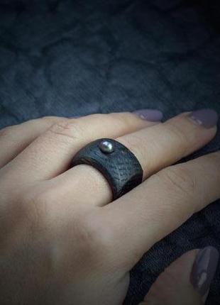 Перстень з перлиною - світла - темна - різні відтінки - дерево3 фото