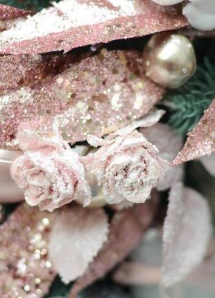 Новогодний венок цвета розовый с серебром из литой хвои10 фото
