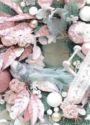 Новорічний вінок кольору рожевий з сріблом з литої хвої6 фото