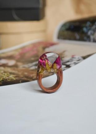 Кольцо с цветами, кольцо из дерева и смолы, подарок для мамы3 фото