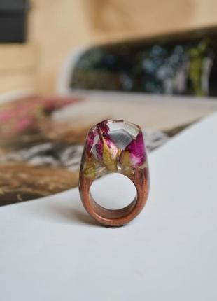 Кольцо с цветами, кольцо из дерева и смолы, подарок для мамы4 фото