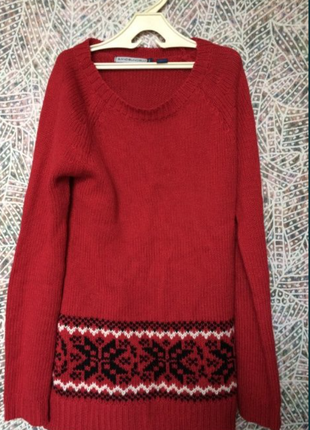 Красный свитер с орнаментом в национальном стиле