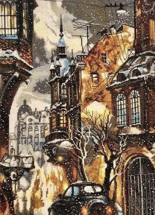 Вышитая картина "снег в городе"