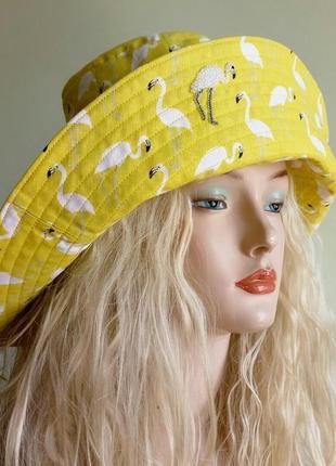 Шляпа желтая с эксклюзивным рисунком "фламинго", вышивкой бисером для женщины, любящей шик и комфорт2 фото