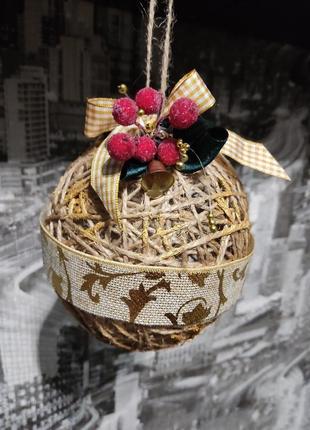 Декоративная сфера. шар из нитей для интерьера дома. новогоднее украшение на елку. бежевая.1 фото