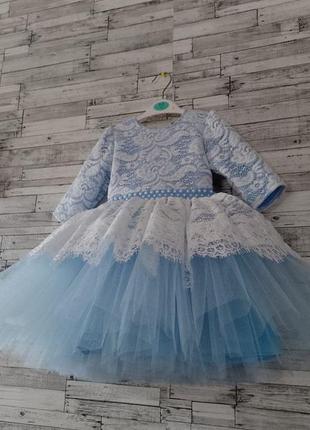 Голубое  с гипюром нарядное платье для девочки