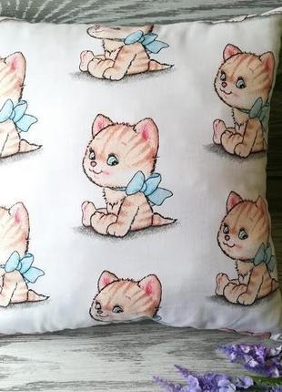 Подушка рыжий котенок с голубым бантом