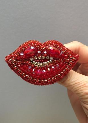 Брошь красные губы из хрустальных бусин1 фото