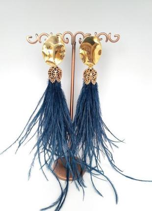 Нарядные сережки из перьев синего цвета