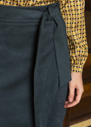 Замшевая юбка-карандаш на фиксированный запах по переду черная зеленая синяя2 фото