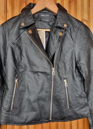 Черная куртка косуха sinsay из искусственной кожи.5 фото