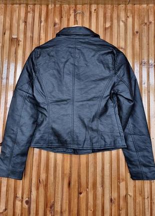 Черная куртка косуха sinsay из искусственной кожи.3 фото