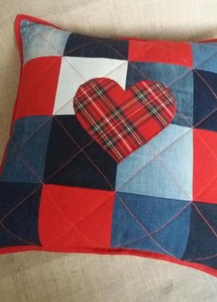 Джинсовая декоративная наволочка, подушка ′сердце′.1 фото