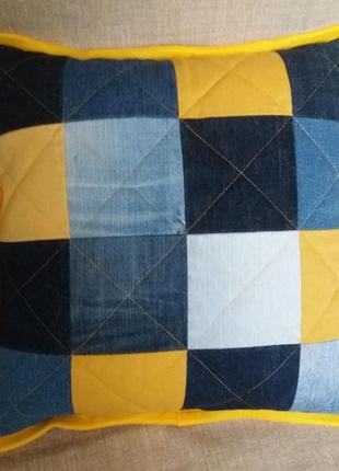 Джинсовая декоративная наволочка, подушка c желтым.3 фото