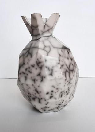Керамічне прикраса у вигляді граната. керамічна геометрична ваза. скульптура ар-деко для будинку