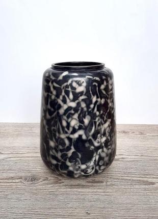 Керамическая ваза для цветов. керамические предметы декора. глиняная ваза ручной работы. экологичная
