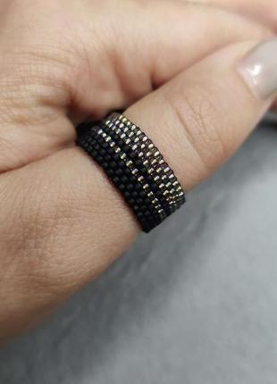 Черное кольцо из бисера3 фото